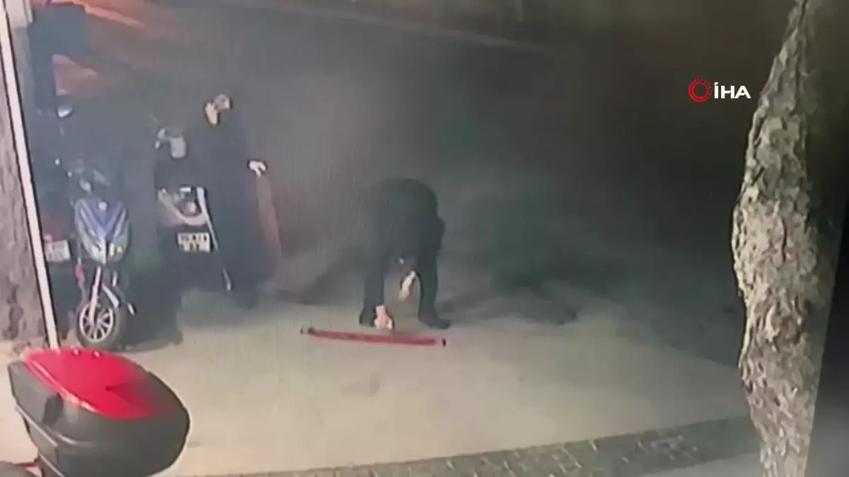 Çeşme'de Sprey Boya ile Yazılama Yapan Şüpheliler Yakalandı