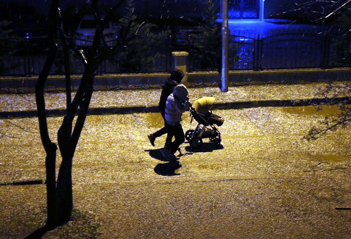 Tokat'ta aracını doluya karşı battaniye örterek korudu