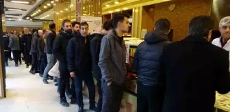 Van'da Ramazan Pidesi İçin Uzun Kuyruklar Oluştu