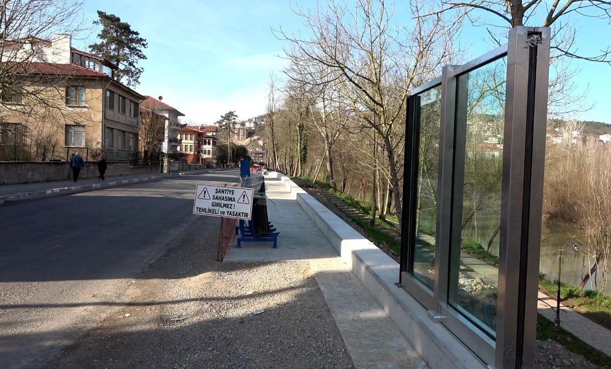 Bartın Irmağı Çevresinde Camdan Duvar Örülüyor