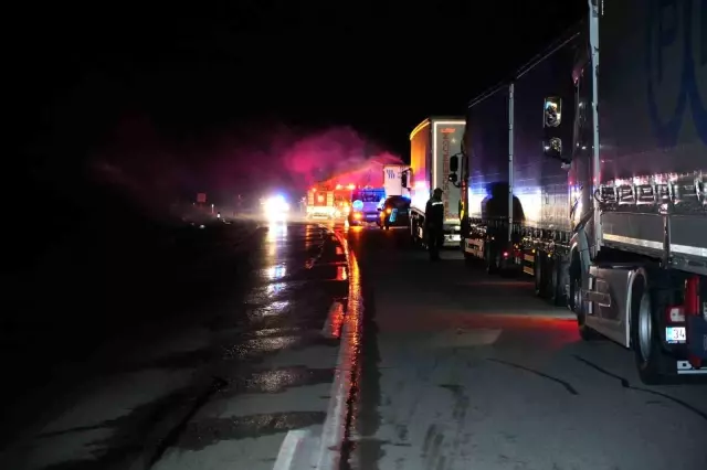Edirne'de sınır kapısında bekleyen tırda yangın Edirne'de sınır kapısında bekleyen tırda yangın