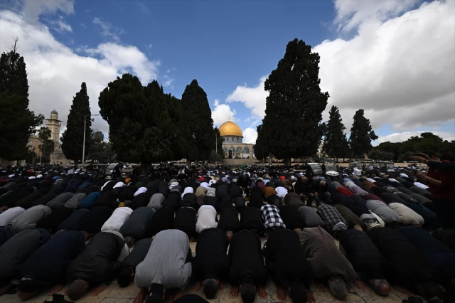 İsrail'in engellemelerine rağmen 80 bin Filistinli, ramazan ayının ilk cuma namazını Mescid-i Aksa'da kıldı