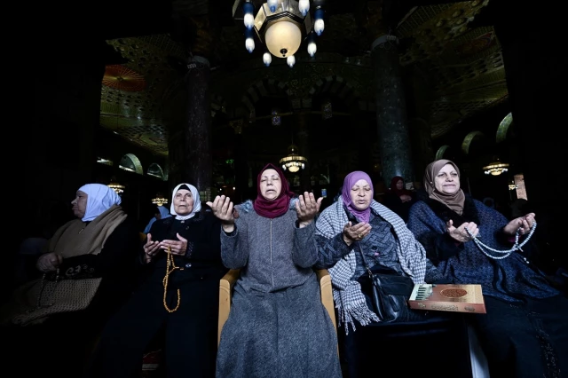 İsrail'in engellemelerine rağmen 80 bin Filistinli, ramazan ayının ilk cuma namazını Mescid-i Aksa'da kıldı