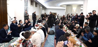Kırgızistan Cumhurbaşkanı Sadır Caparov, Bişkek'teki camide iftar verdi