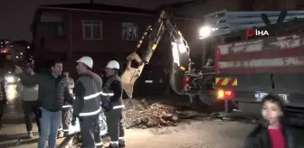 Kontrolden çıkan kamyonet elektrik direklerine çarpıp kaçtı
