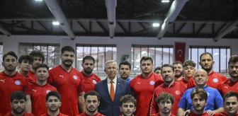 Mansur Yavaş, ASKİ Spor'un şampiyon güreşçilerini ziyaret etti