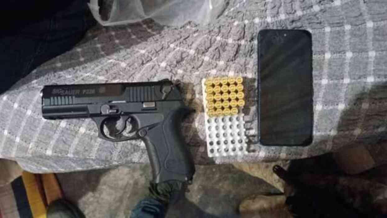 Silahla rehin alıp, mobil bankacılıktan 200 bin TL gasp eden 2 kişi tutuklandı Silahla rehin alıp, mobil bankacılıktan 200 bin TL gasp eden 2 kişi tutuklandı