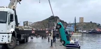 Şile Limanı'nda Denize Düşen Otomobil Vinç Yardımıyla Çıkartıldı