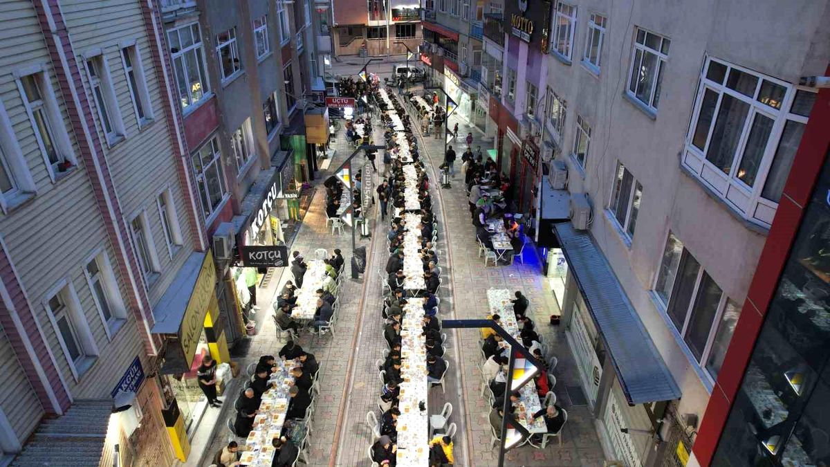 Semerkant Mahallesi Esnafı Bin 500 Kişilik İftar Programı Düzenledi