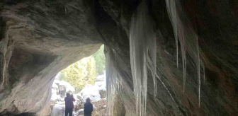 Kastamonu Üniversitesi öğrencileri buz sarkıtlarıyla dikkat çeken mağarada ders yapıyor