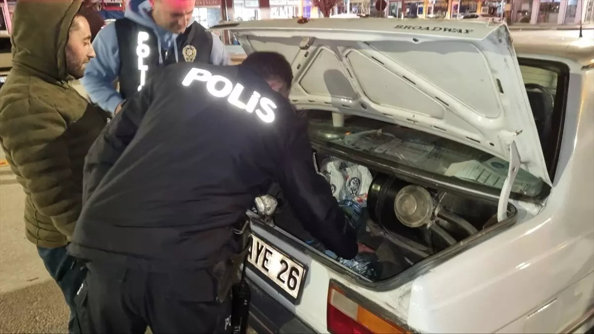 Alaca'da yapılan denetimde ruhsatsız silah ve bıçak ele geçirildi