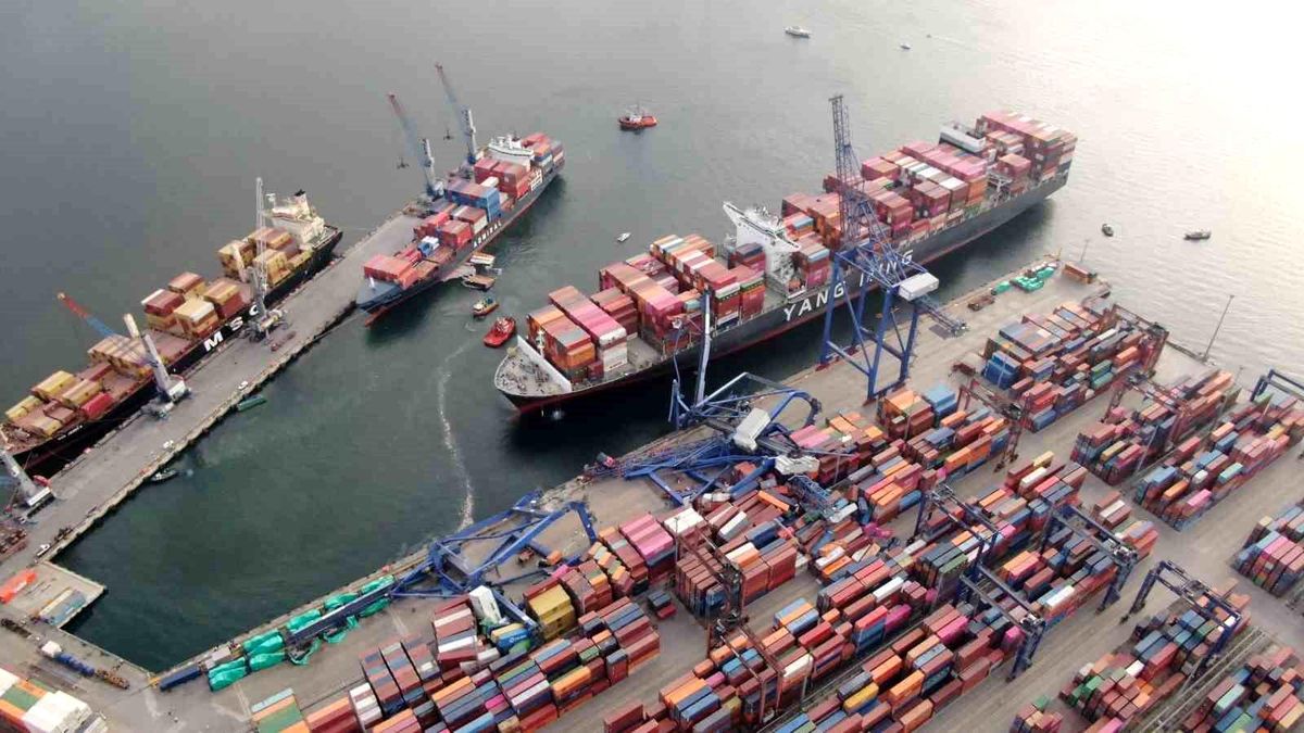 Kocaeli'de Evyapport Limanında Geminin Kule Vinçlere Çarpması