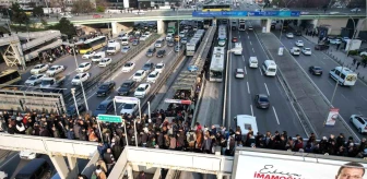 İstanbul'da Metrobüs Yoğunluğu ve Seçim Afişi