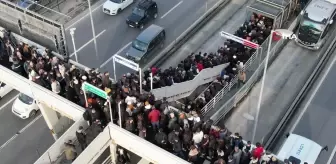 İstanbul'da metrobüs kuyruğuyla denk gelen seçim afişi