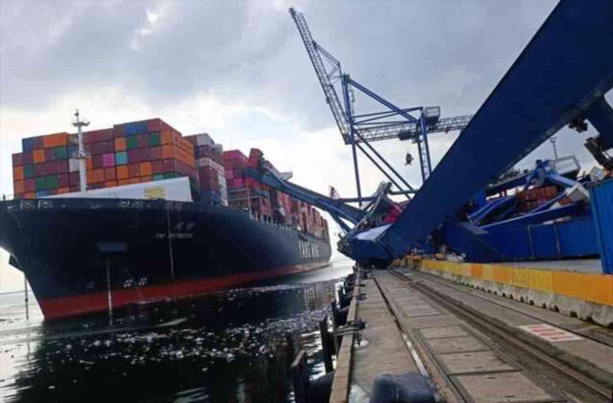 Kocaeli'de limana yaklaşan gemi duramadı, devasa vinçler domino taşı gibi devrildi