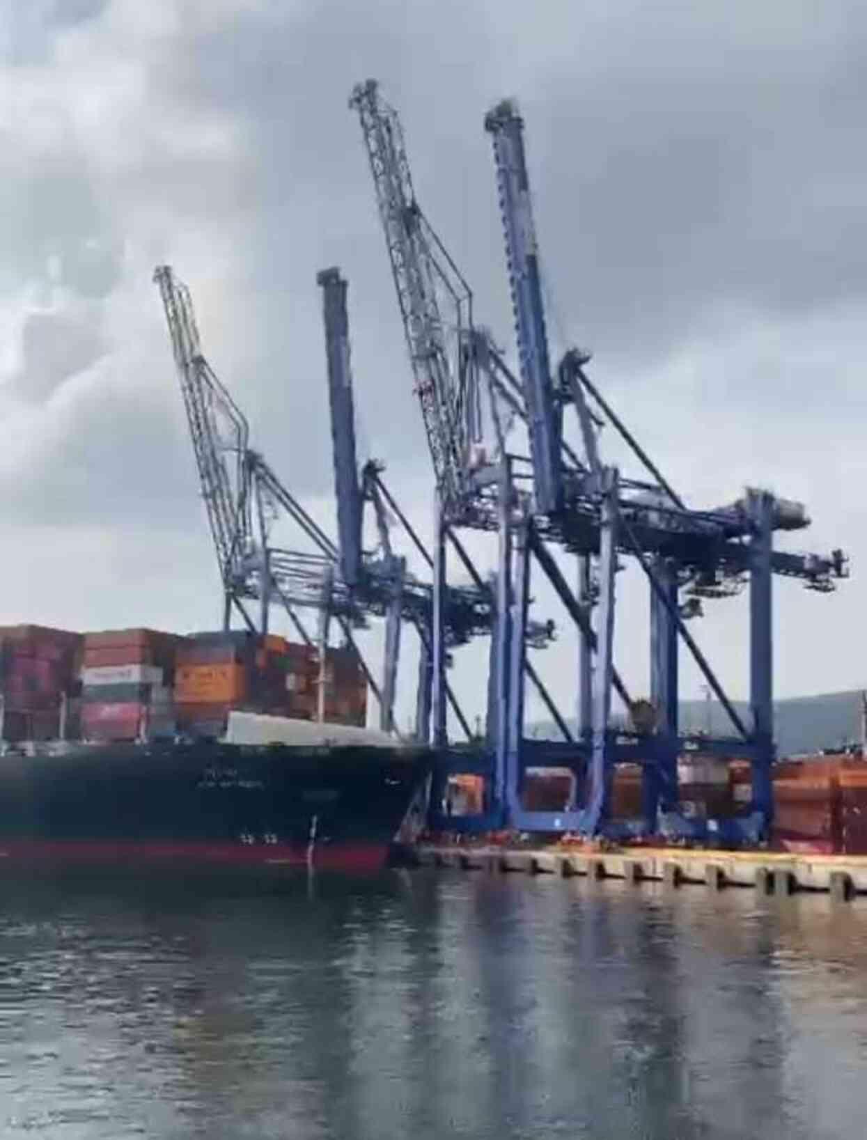 Kocaeli'de Uluslararası Limanda Yükleme Vinçleri Devrildi