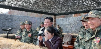 Kim Jong-Un Paraşütçü Birliklerinin Katılımıyla Hava İndirme Tatbikatını Yönetti