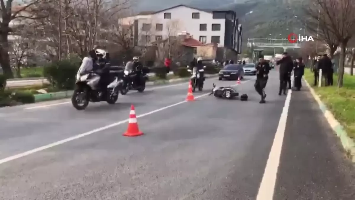 Orta refüjde bulunan ağaçlara çarpan motosiklet sürücüsü ağır yaralandı