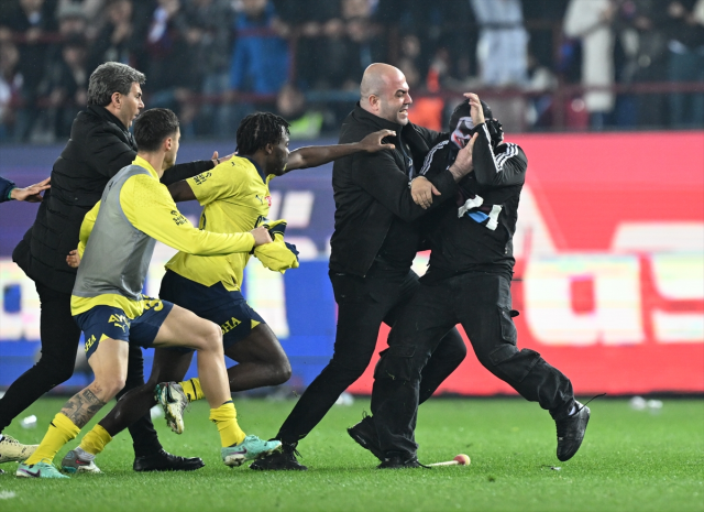 Fenerbahçeli Osayi Samuel, kendisine doğru koşan Trabzonsporlu taraftara yumruk attı