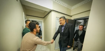 Hakkari Valisi Ali Çelik, şehit güvenlik korucusunun ailesinin iftar sofrasına konuk oldu