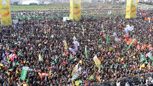 İstanbul Yenikapı'daki Nevruz kutlamalarında terör örgütü elebaşı Öcalan'ın posterleri açıldı