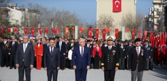 Çanakkale'de Milli Savunma Bakanı Yaşar Güler tarafından altın madalya takılan Türk bayrağı göndere çekildi