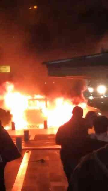 Anadolu Birliği Partisi Bursa Büyükşehir adayının seçim minibüsü çıkan yangında küle döndü