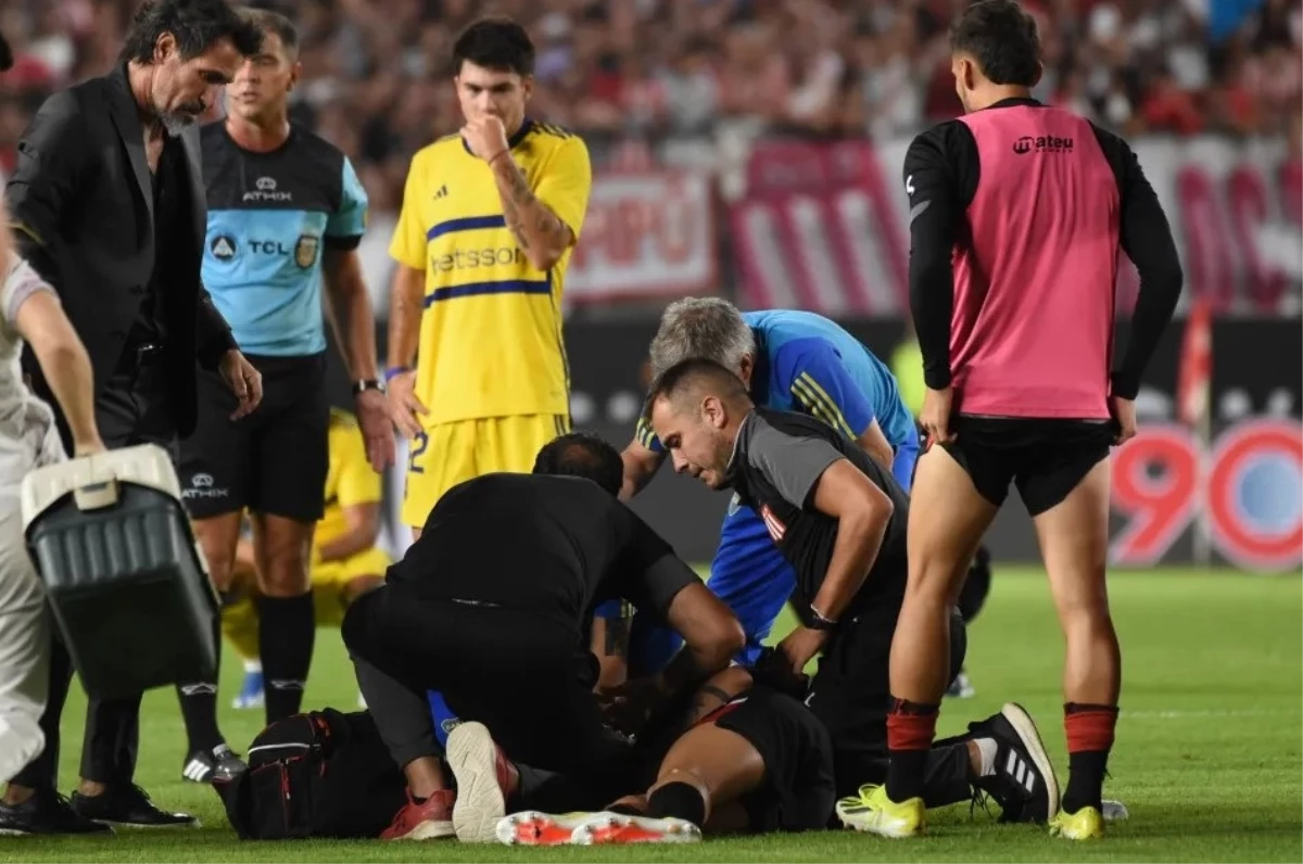 Arjantin'de oynan futbol maçında orta saha oyuncusu topsuz alanda yere düşüp nöbet geçirdi, maç tatil eidldi