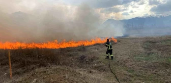 Erzincan'da örtü yangını itfaiye ekiplerince söndürüldü