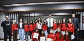 Hakkari Fabrika Voleybol Okulu Sporcuları TVF Başkanı'nı Ziyaret Etti