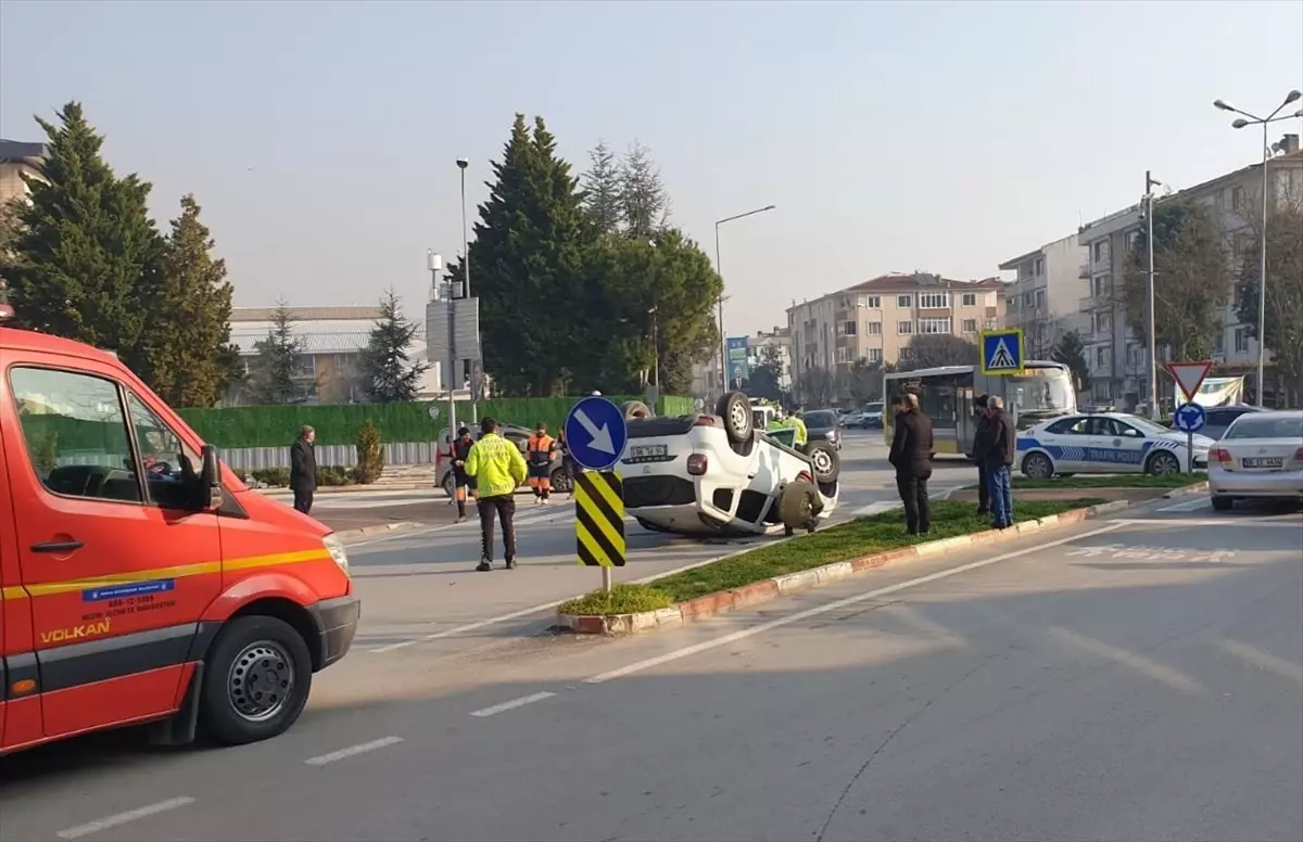 İnegöl'de döner kavşakta kaza: 2 çocuk yaralandı