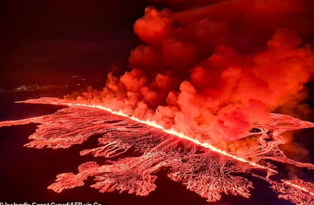 İzlanda'da yanardağ dördüncü kez patladı: Balıkçı kasabası sakinleri, barikatlarla kasabayı lavlardan korumaya çalışıyor