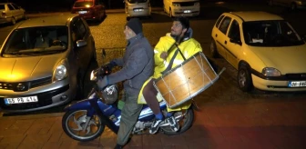 Samsun'da Ramazan davulcuları motosikletle sahura kaldırıyor