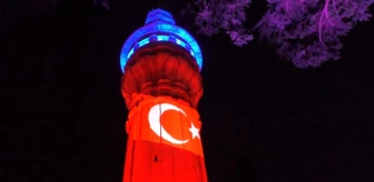18 Mart Şehitleri Anma Günü ve Çanakkale Zaferi'nin 109. yıldönümünde Beyazıt Kulesi ve Deniz Müzesi'nde Türk bayrağı ışıklandırıldı