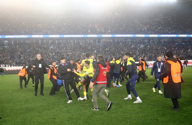 Türk futbolunun utanç gecesi! Trabzonspor-Fenerbahçe maçındaki skandallar Avrupa basınında