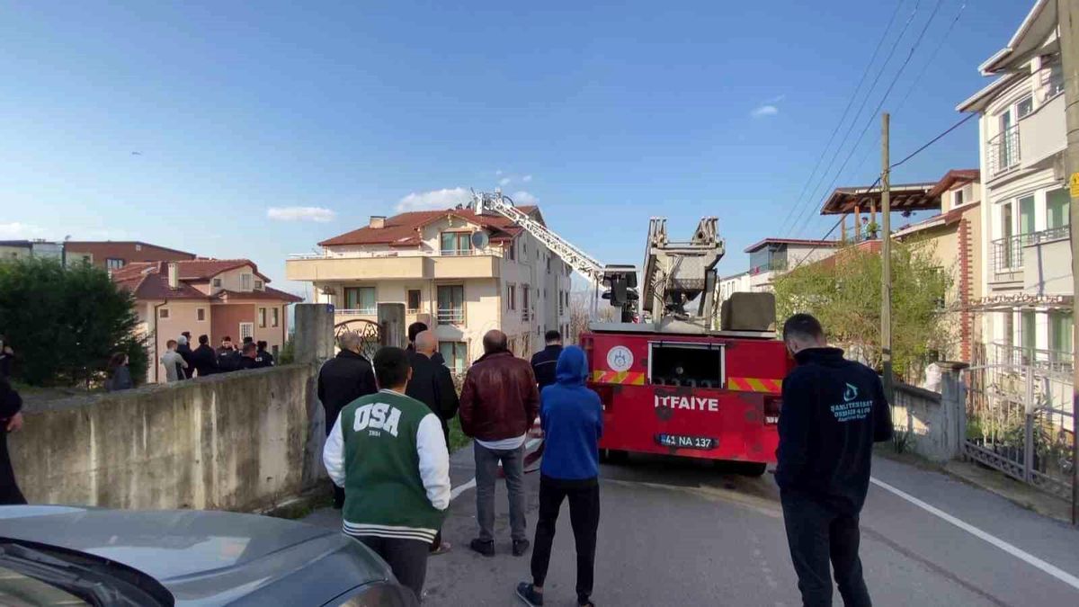 Kocaeli Başiskele'de 4 Katlı Binanın Çatısında Yangın Çıktı