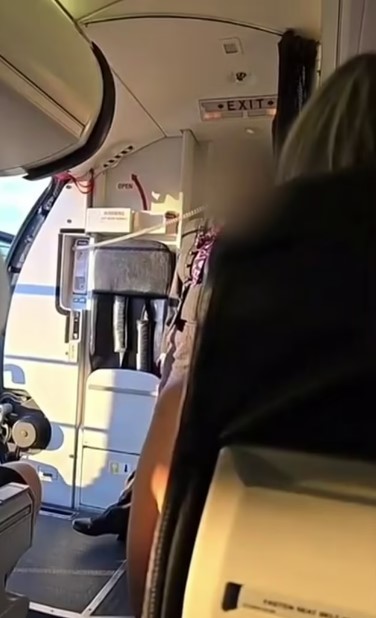 Yeni Zelanda'da iki kadın, aşırı kilolu oldukları için pilotun kalkış yapamayacağı gerekçe gösterilerek uçaktan zorla çıkarıldı