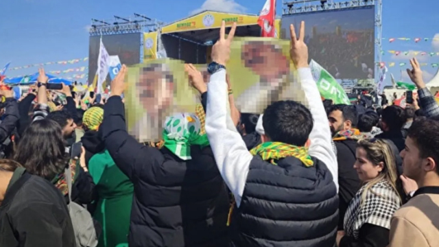 Yenikapı Miting Alanı'nda teröristbaşı Öcalan posteri açan 2 kişi tutuklandı