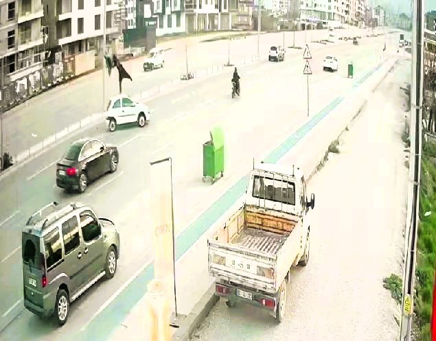 Yolun karşısına geçmek isteyen talihsiz adam, otomobilin çarpmasıyla can verdi