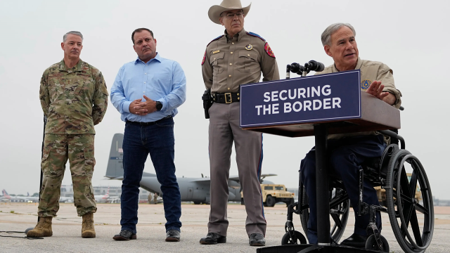 Teksas Valisi Greg Abbott (En sağda)