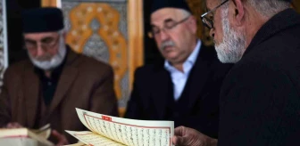 Elazığ'da Ramazan Ayında Camilerde Mukabele Geleneği Devam Ediyor