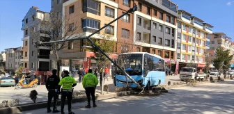 Kütahya'da Özel Halk Otobüsü Kaza Yaptı: 2 Yaralı