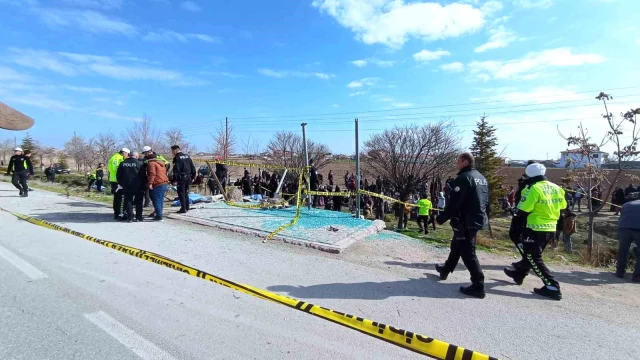 Konya'da otomobilin otobüs durağına daldı: 3 ölü, 6 yaralı