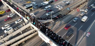 İstanbul'da Metrobüs Kuyrukları Devam Ediyor