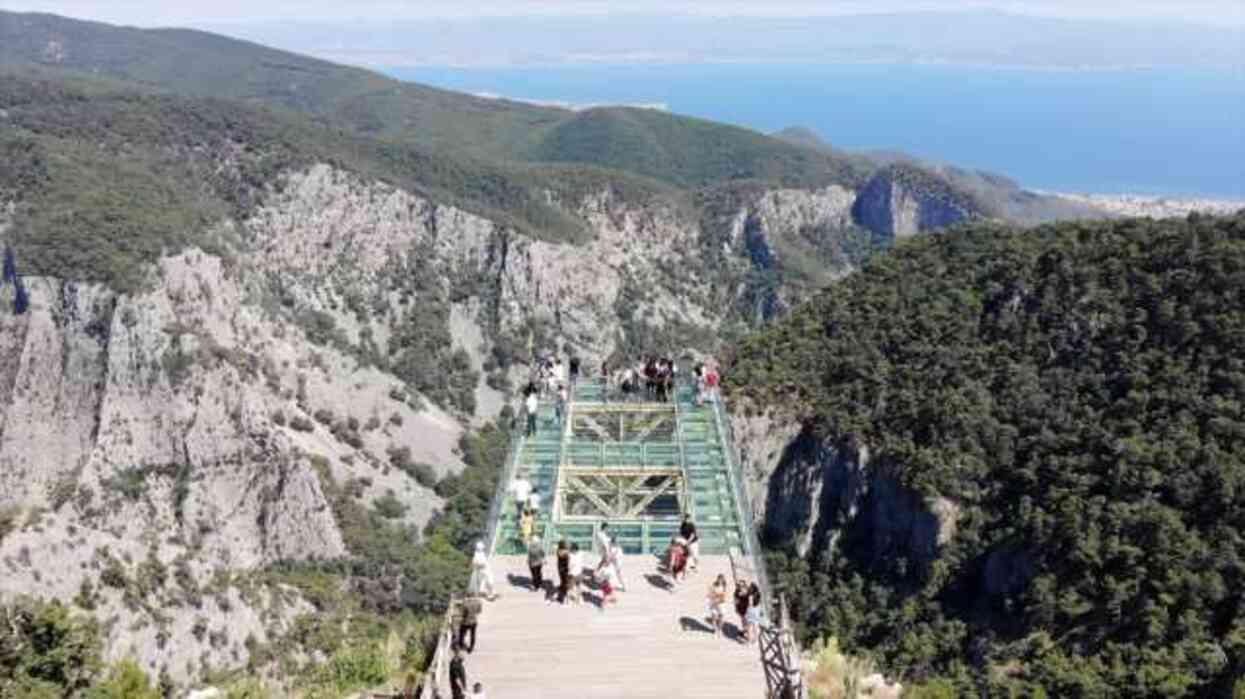 Yamaç paraşütüyle uçan akademisyen kayalıklara düşerek can verdi Yamaç paraşütüyle uçan akademisyen kayalıklara düşerek can verdi