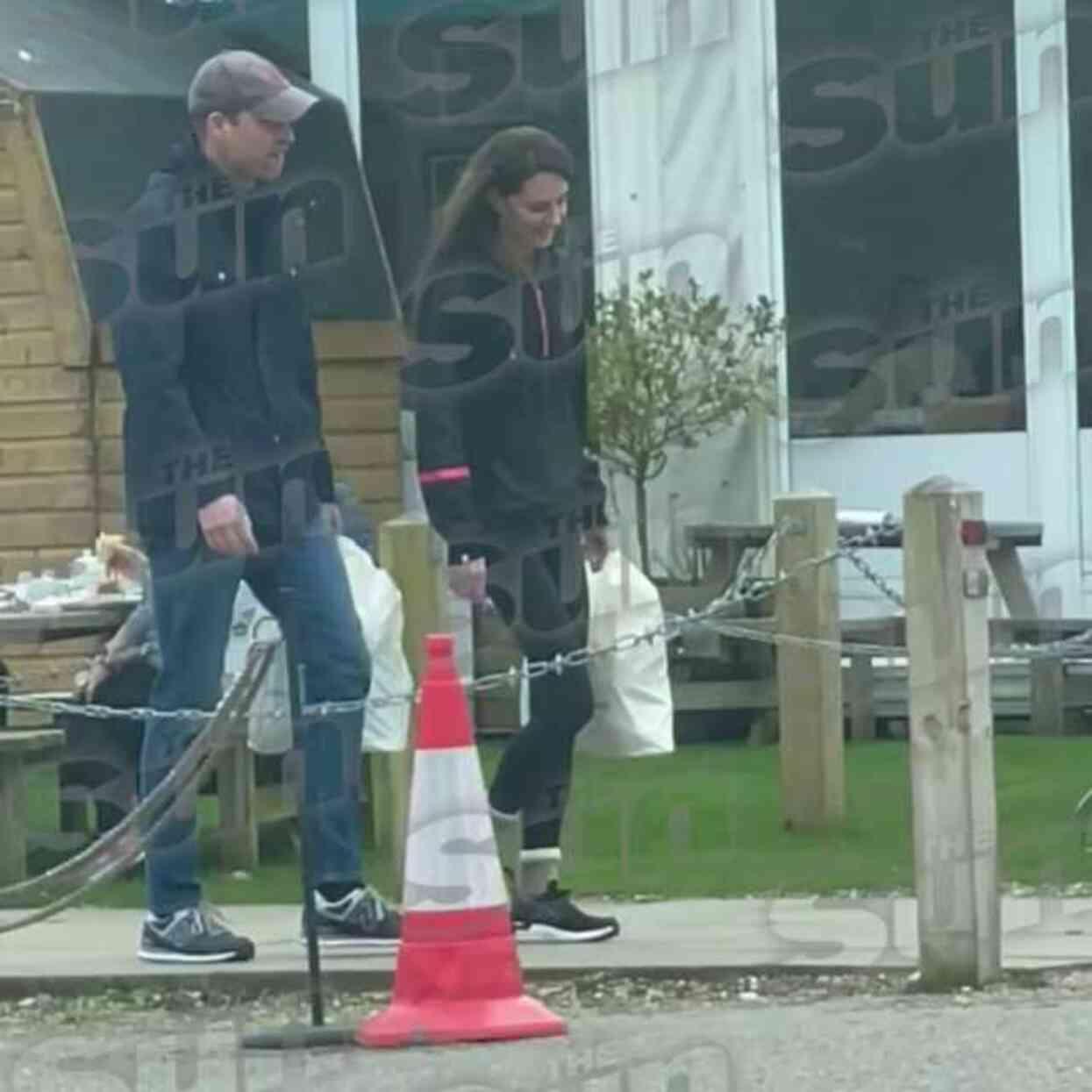 Yayınlanan son videoda sağlıklı olduğu görülmesine rağmen Prenses Kate Middleton, hakkında komplo teorileri ortaya atılmaya devam ediyor Yayınlanan son videoda sağlıklı olduğu görülmesine rağmen Prenses Kate Middleton, hakkında komplo teorileri ortaya atılmaya devam ediyor