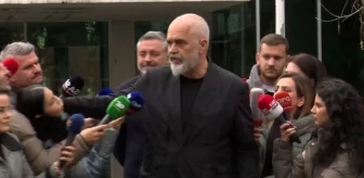 Arnavutluk Başbakanı kendisine soru soran gazetecinin yüzünü sıktı