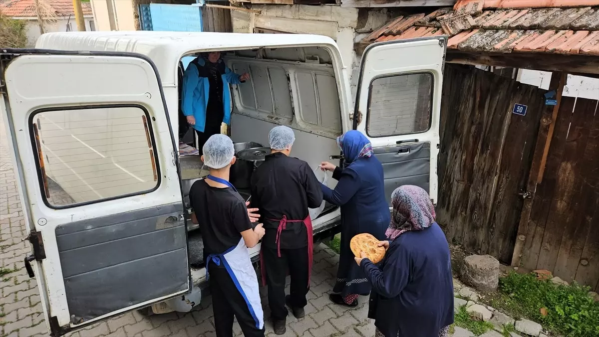 Sındırgı'da Geleneksel İftar Yemeği Evlere Servis Ediliyor