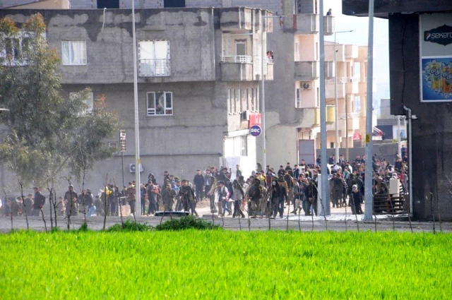 Cizre'de Nevruz kutlaması sonrası izinsiz gösteri düzenleyen gruba polis müdahale etti