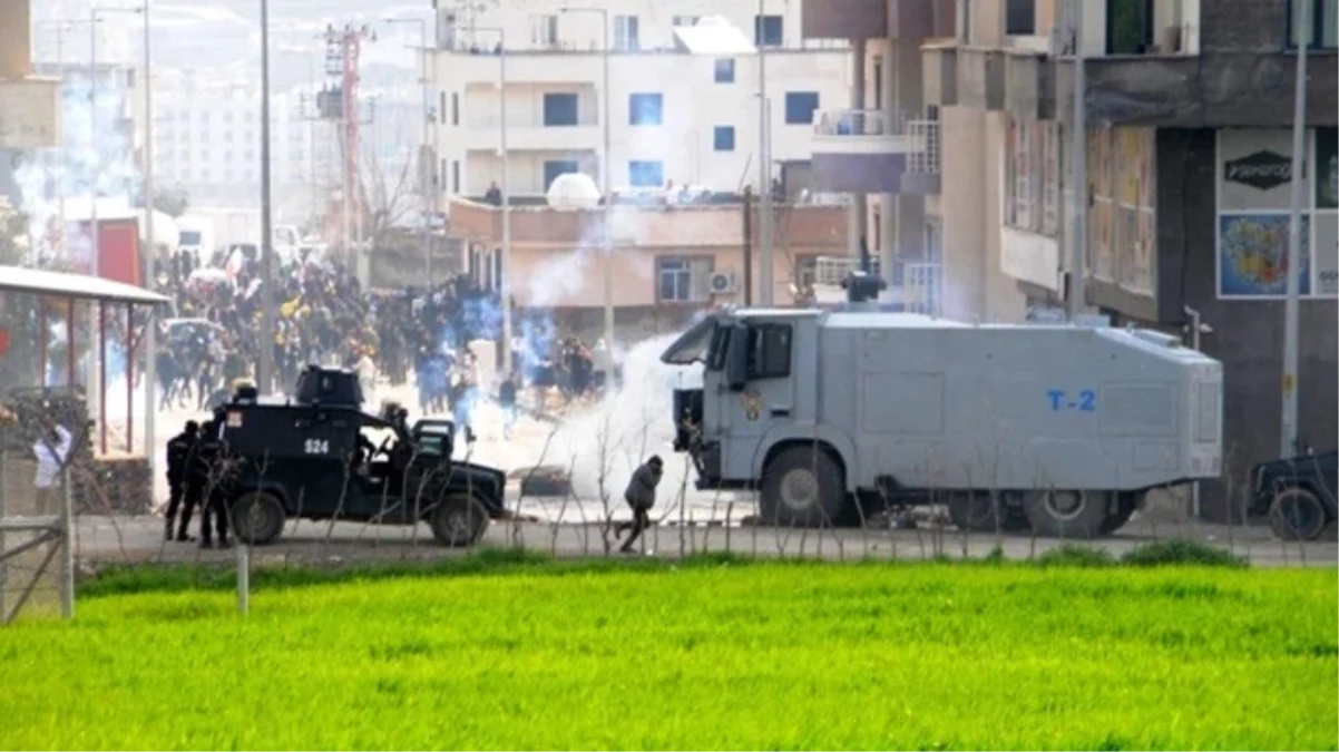 Cizre'de Nevruz kutlaması sonrası izinsiz gösteride çok sayıda kişi gözaltına alındı